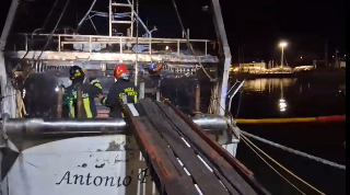 Giulianova – Incendio a bordo del peschereccio “Antonio Padre”, pompieri in azione